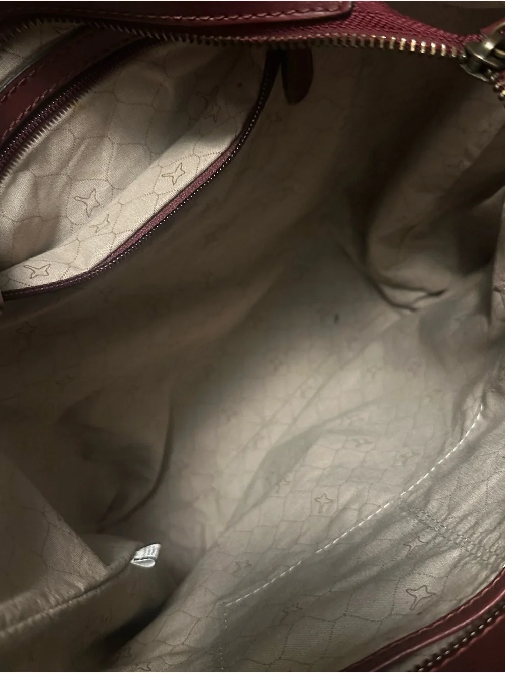 Pikolinos leather hobo handbag in a multi-tonal garnet and cuero brown color Bag